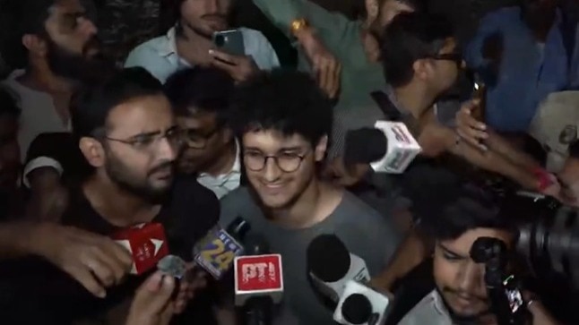 सौरव दास और आशुतोष रांका तिहाड़ से बाहर निकले. (Photo: PTI)