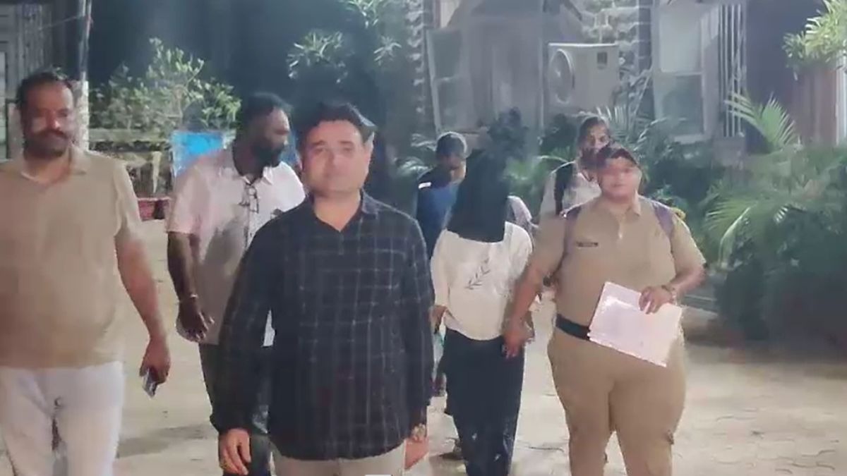 गिरफ्तारी के बाद मुंबई ले जाए गए आरोपी. (Photo: Screengrab)
