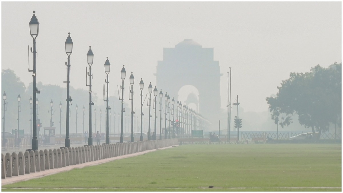 दिल्ली का इंडिया गेट 21 अक्टूबर 2026 की एक ठंडी सुबह स्मॉग की परत से ढका हुआ. (Photo: PTI)
