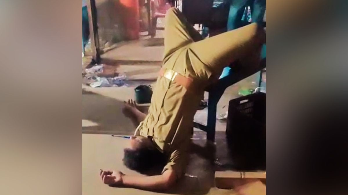 इस पोजिशन में लेटा मिला था पुलिसकर्मी. (Photo: Screengrab)