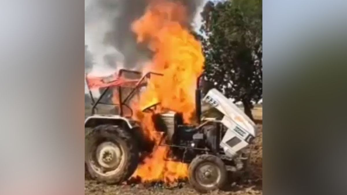 सेकेंडों में आग का गोला बन गया ट्रैक्टर. (Photo: Screengrab)