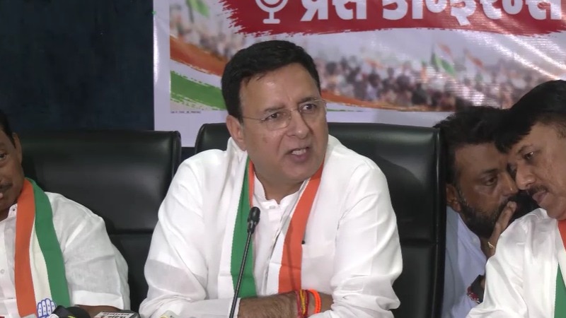 सुरजेवाला ने बीजेपी सरकार से गुजरात में सूखा घोषित करने की मांग की. (Photo- ITGD)