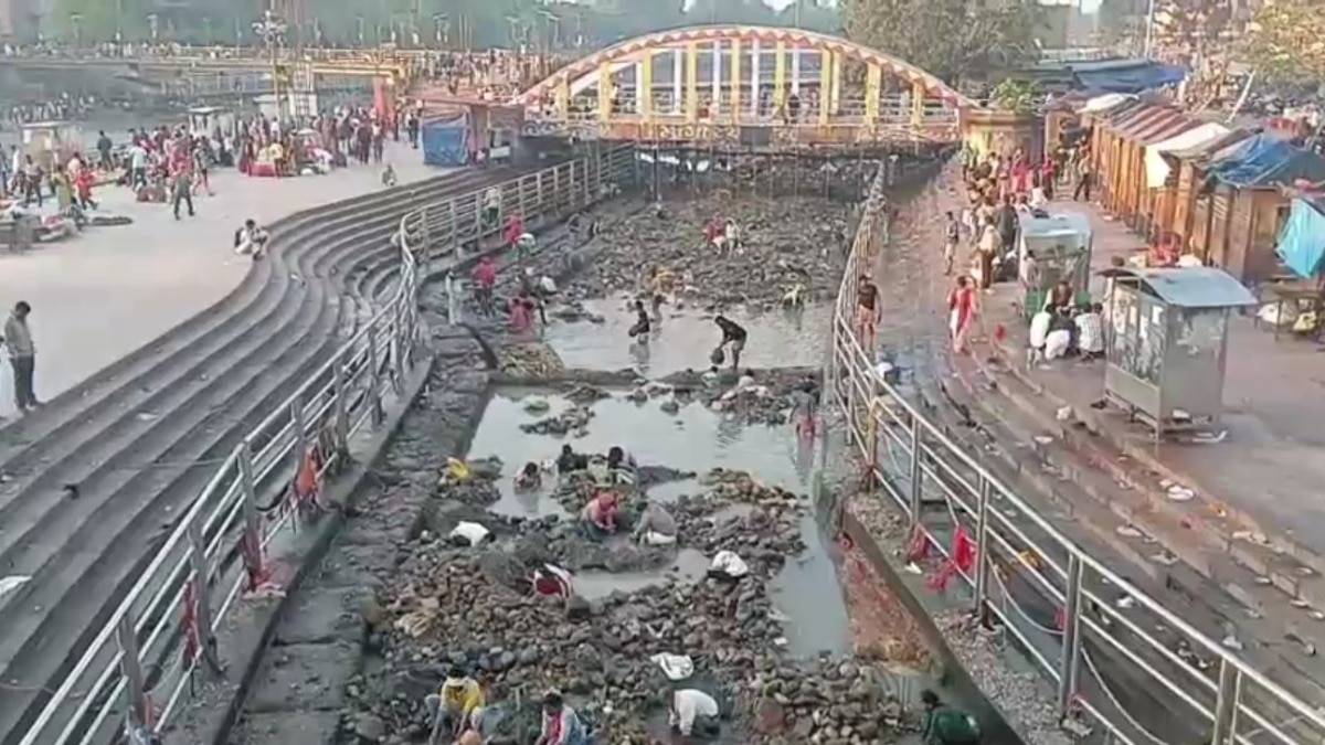 हरिद्वार में गंगा बंदी से घाट सूखे. (Photo: Screengrab)