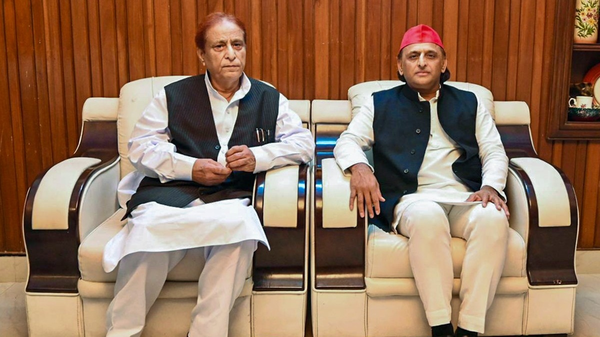 अखिलेश यादव ने आजम खान से जेल में मुलाकात की. (File Photo- PTI)
