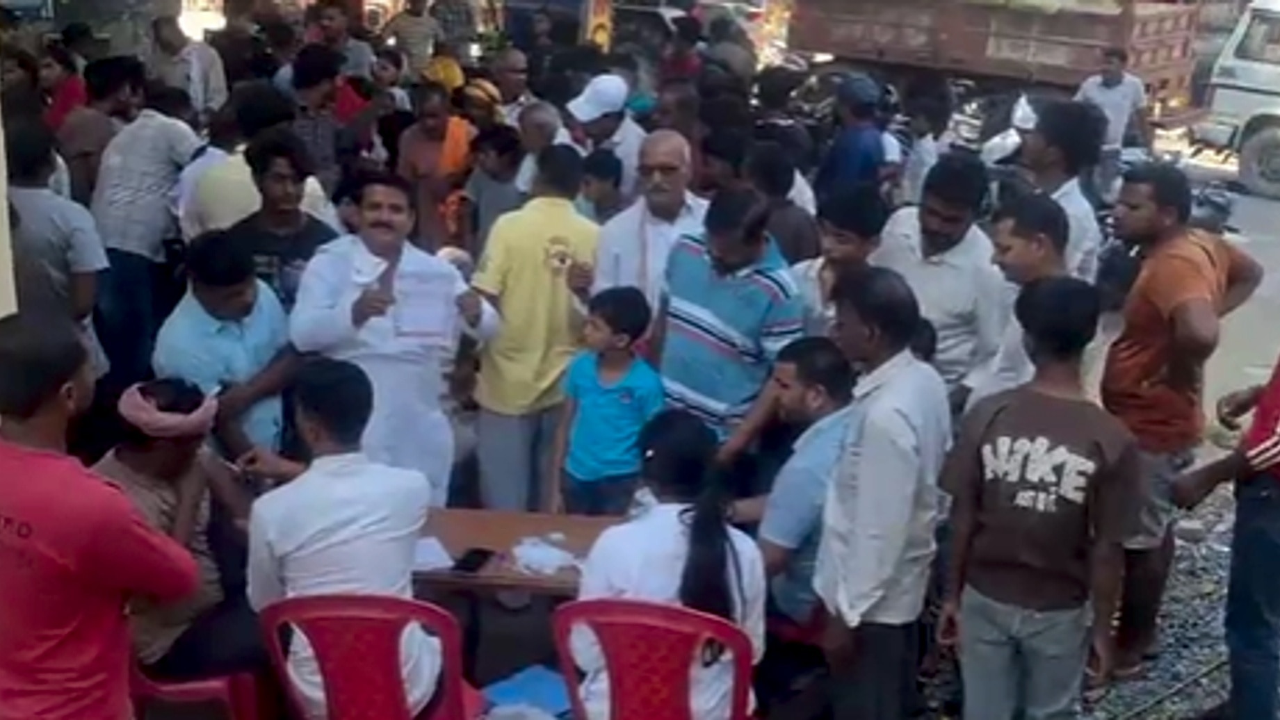 कुत्ते के काटने वाली गाय के दूध से बना चरणामृत, गोरखपुर में 450 लोगों को लगी एंटी-रेबीज वैक्सीन.(Photo-ITG)
