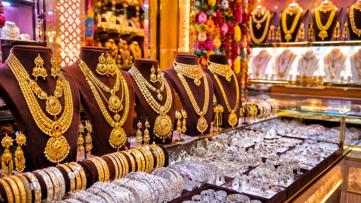  वैश्विक स्तर पर सोने की कीमतें दो सप्ताह से अधिक के निचले स्तर पर आ गईं और चांदी भी 2 लाख के नीचे आ गई. (File Photo)