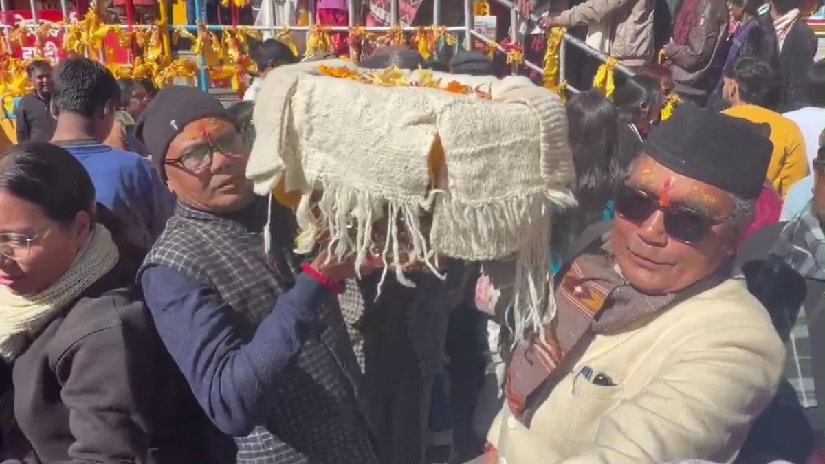 मंदिर पहुंचाया गया भगवान का कंबल. (Photo: ITG)