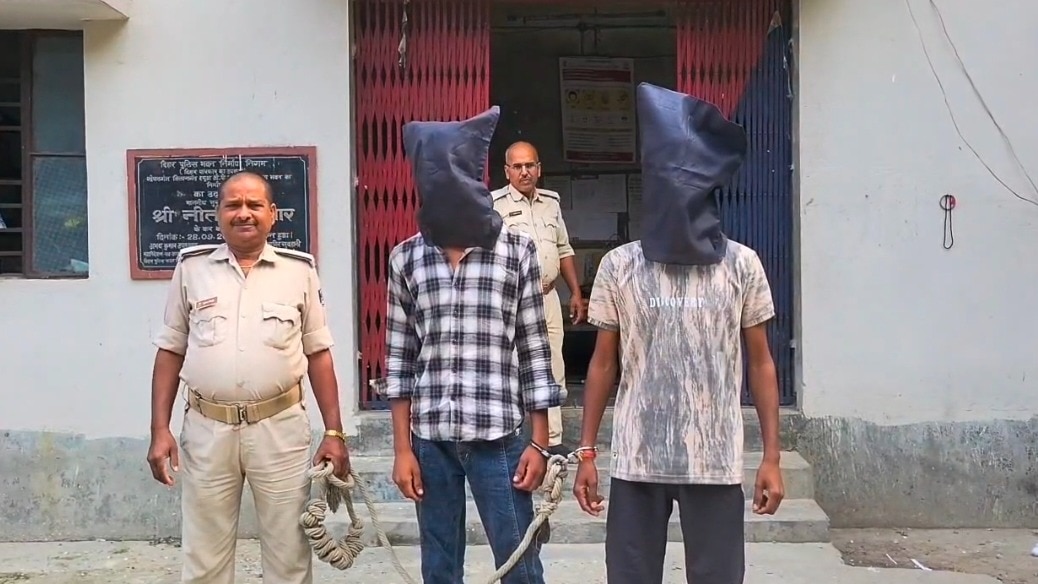 देसी पिस्टल, कारतूस और मोबाइल फोन जब्त.(Photo: Vikash Kumar Dubey/ITG)