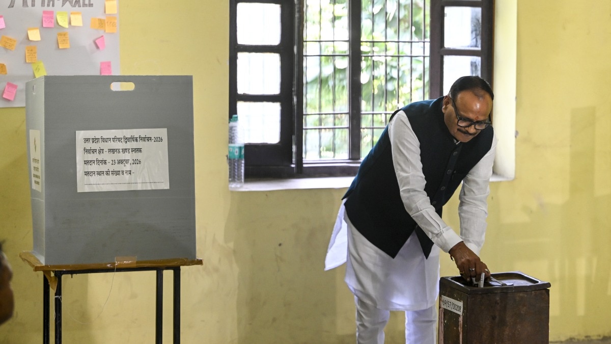 डिप्टी सीएम ब्रजेश पाठक ने लखनऊ में MLC चुनाव के दौरान डाला वोट. (Photo: PTI)