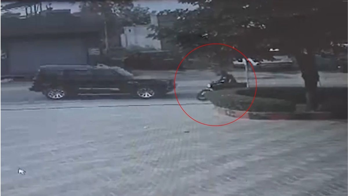 कार से टक्कर मारने के बाद की पिटाई. (Photo: Screengrab)