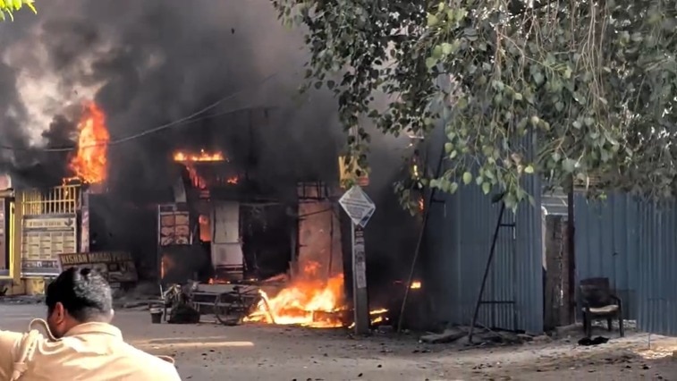 आग की चपेट में आईं दुकानें. (Photo: ITG)