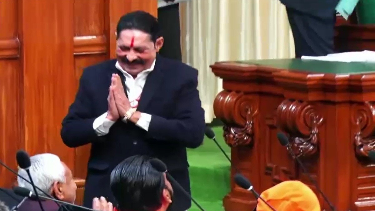 विधानसभा में मुख्यमंत्री नीतीश कुमार से बात करते अनंत सिंह. (Photo: Screengrab)