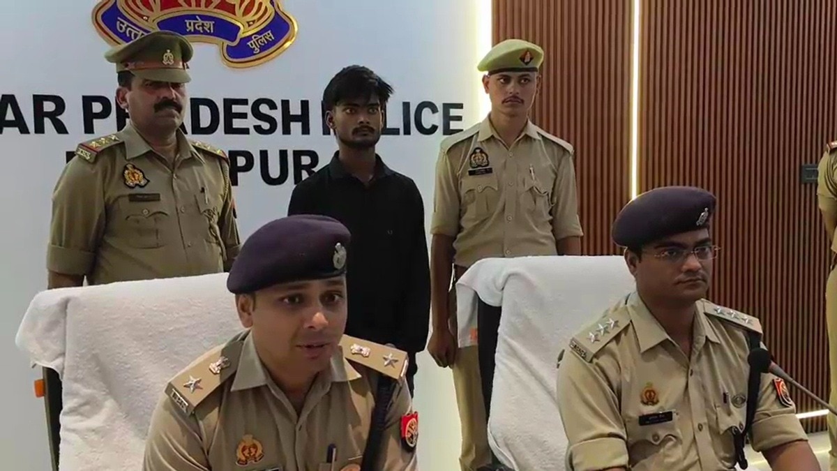 पुलिस गिरफ्त में सेल्समैन की हत्या का आरोपी. (Photo: Screengrabs)