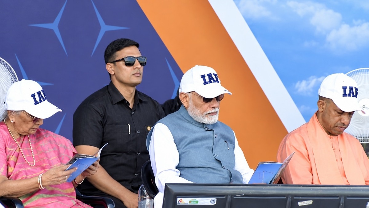 PM मोदी 'विंग्स ओवर गंगा' थीम पर आयोजित होने वाले हवाई प्रदर्शन देख रहे हैं (Photo: X/ANI)