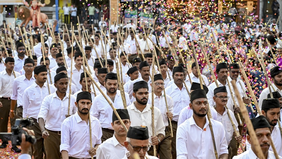 कर्नाटक के शिवमोग्गा में रविवार को RSS के स्वयंसेवकों ने पथ संचलन किया. (Photo: PTI)