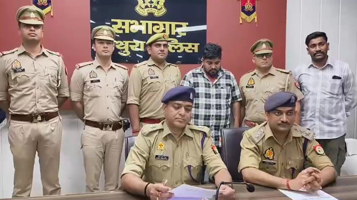पुलिस गिरफ्त में आरोपी. (Photo: Screengrabs)
