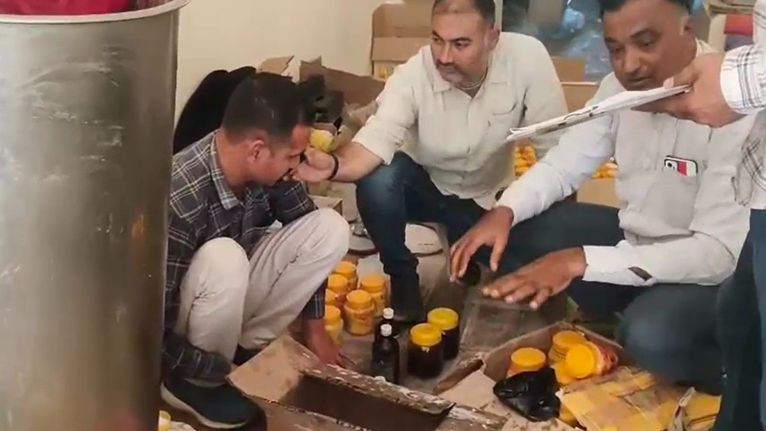 गिर गाय के नाम पर बेचते थे तेल-केमिकल से बना घी, खाद्य विभाग की बड़ी कार्रवाई