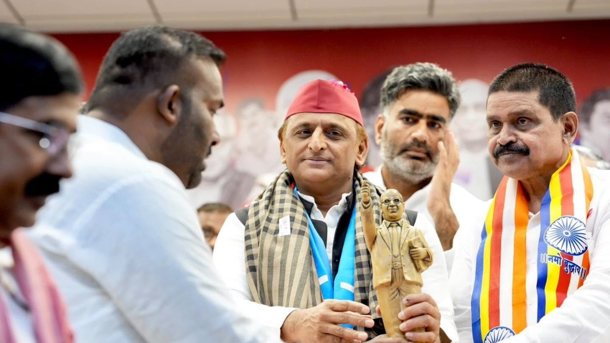 अखिलेश यादव की मौजूदगी में कई नेता सपा में शामिल. (Photo: Facebook/ Akhilesh Yadav)