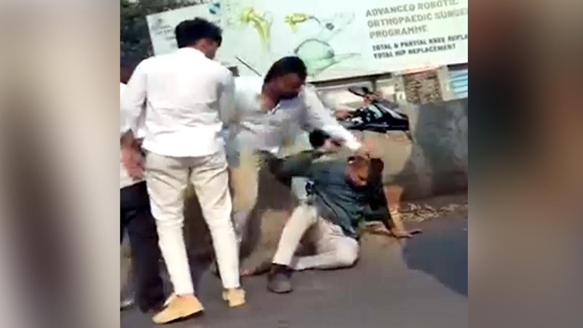 स्कूटी सवार युवक की बीच सड़क हुई पिटाई. (Photo: Screengrab)