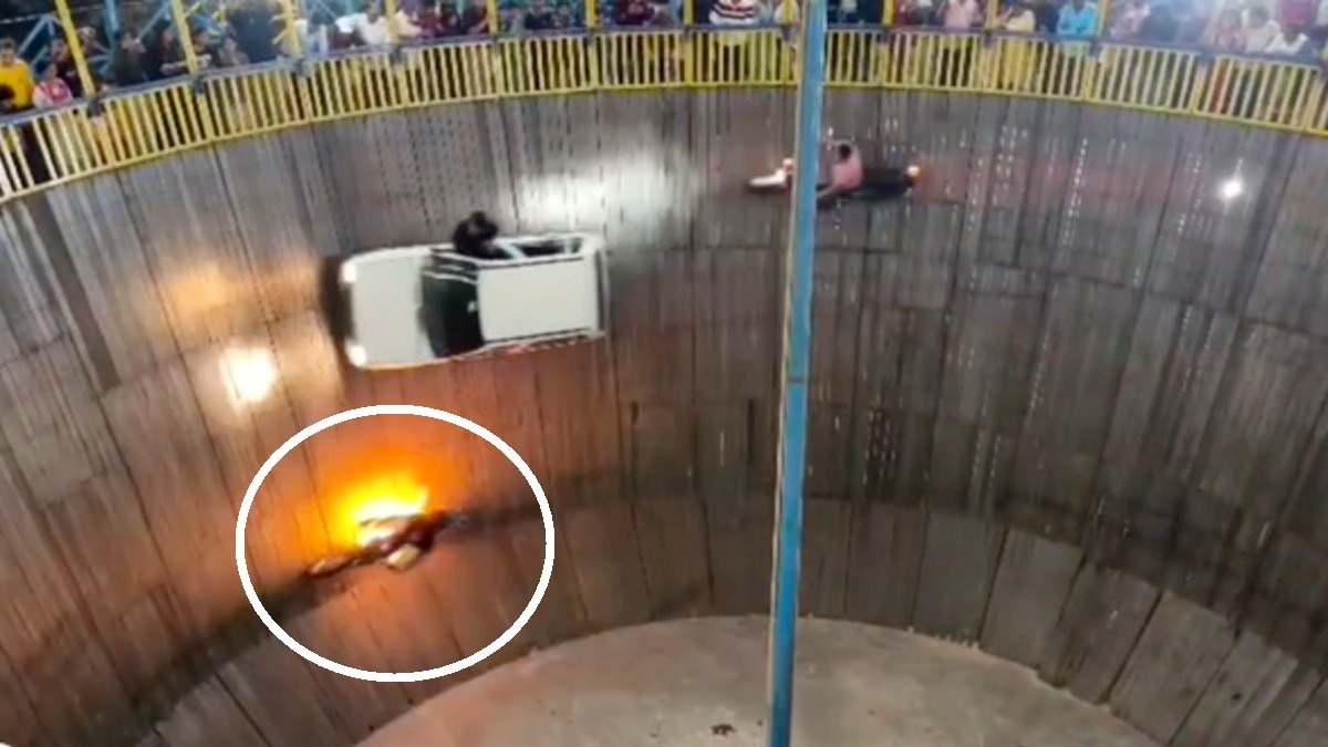 स्टंट के दौरान बाइक में लगी आग.(Photo:Screengrab)