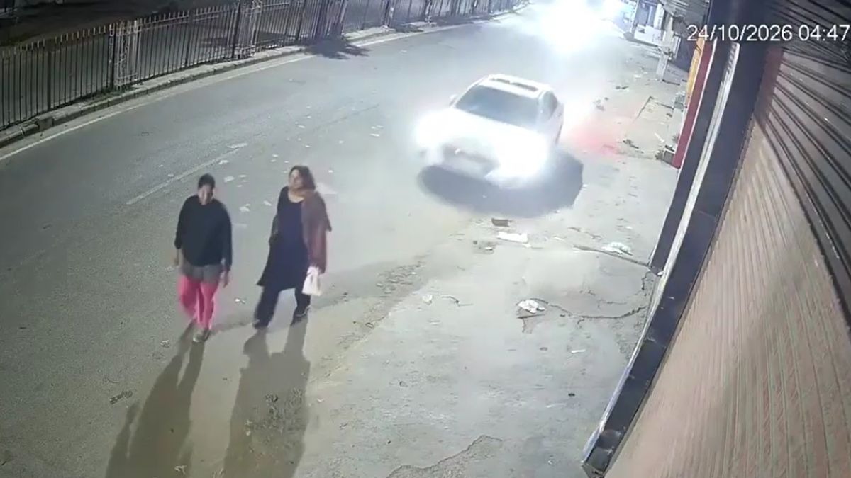 मॉर्निंग वॉक पर जा रही मां बेटी को कार ने पीछे से मारी टक्कर( Screengrab)