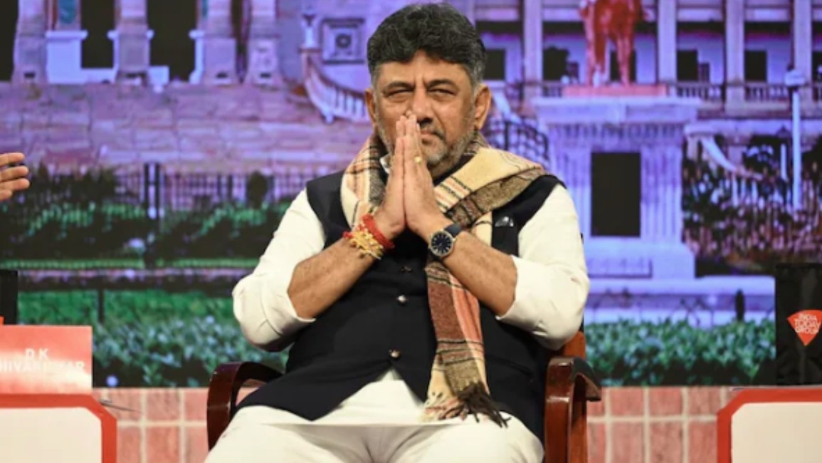 डी के शिवकुमार ने गन्ना किसान और चीनी मिल के मालिकों के साथ बात की (Photo-ITG)