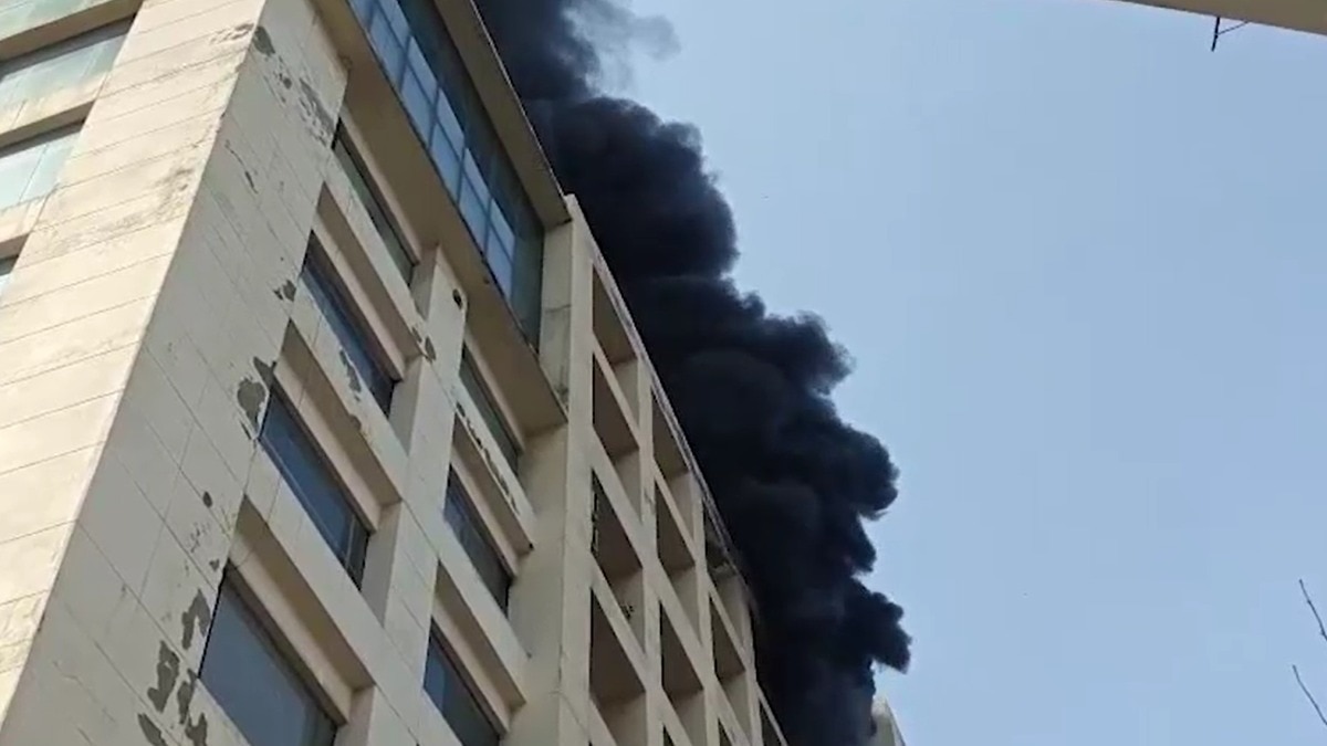 गाजियाबाद के साहिबाबाद साइट-4 स्थित सर्वो सेलिब्रेशन होटल में आग लग गई. (Photo: ITG)