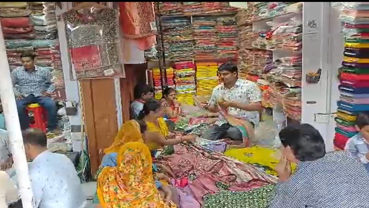औरैया में साड़ियों की दुकानों पर लगी लाइन. (Photo: Screengrab)