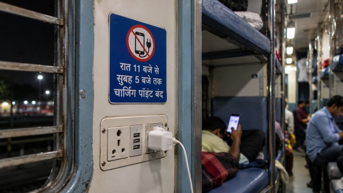 ट्रेन में रात 11 बजे से सुबह 5 बजे तक मोबाइल चार्जिंग पॉइंट बंद रखने काे कहा गया है (Photo: ai generated)