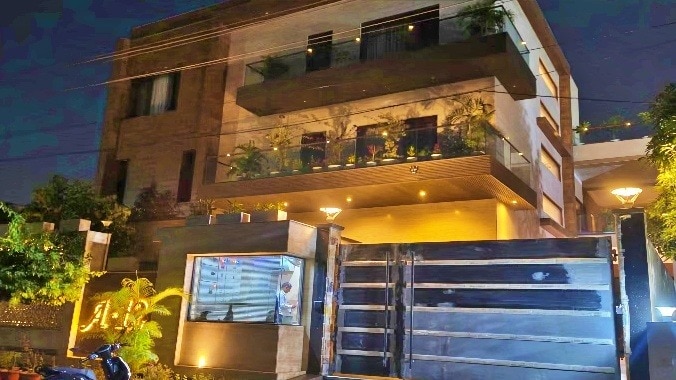प्यार में डूबी नौकरानी बनी चोर: मेरठ के स्पोर्ट्स कारोबारी की कोठी में करोड़ों की चोरी का पर्दाफाश! मालकिन को चाय में दी थी नींद की गोलियां