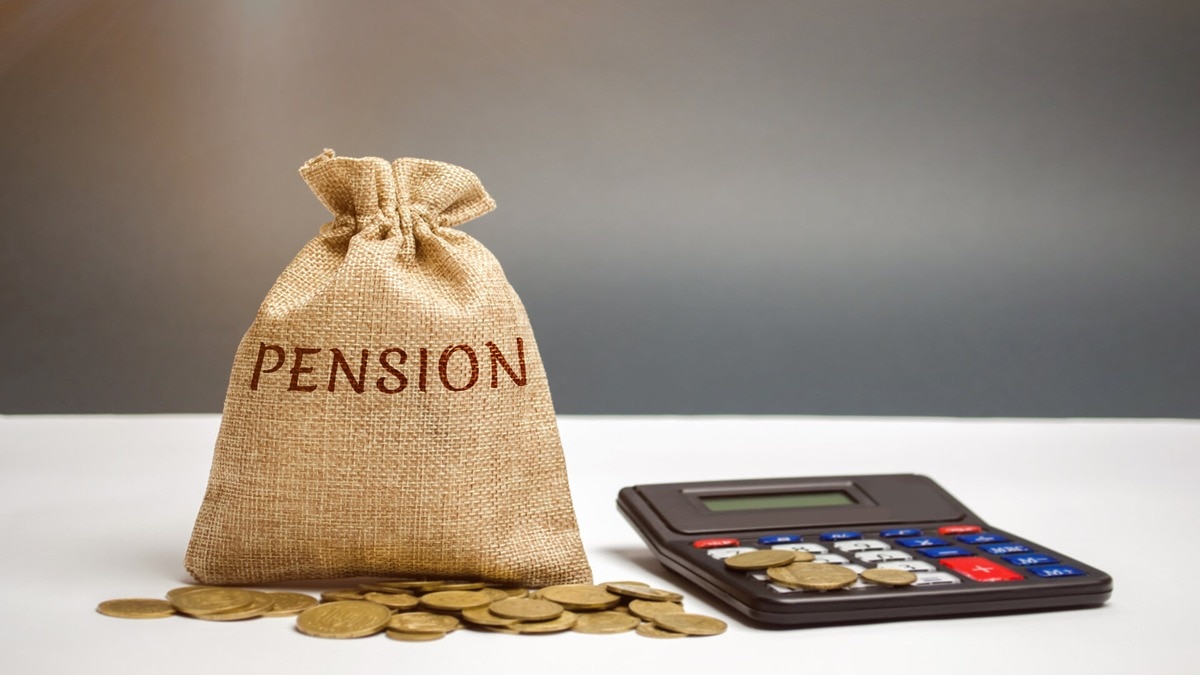 Family Pension: कर्मचारी की मौत के बाद पत्नी, बच्चों या माता-पिता में किसे मिलेगी फैमिली पेंशन? जानें नियम