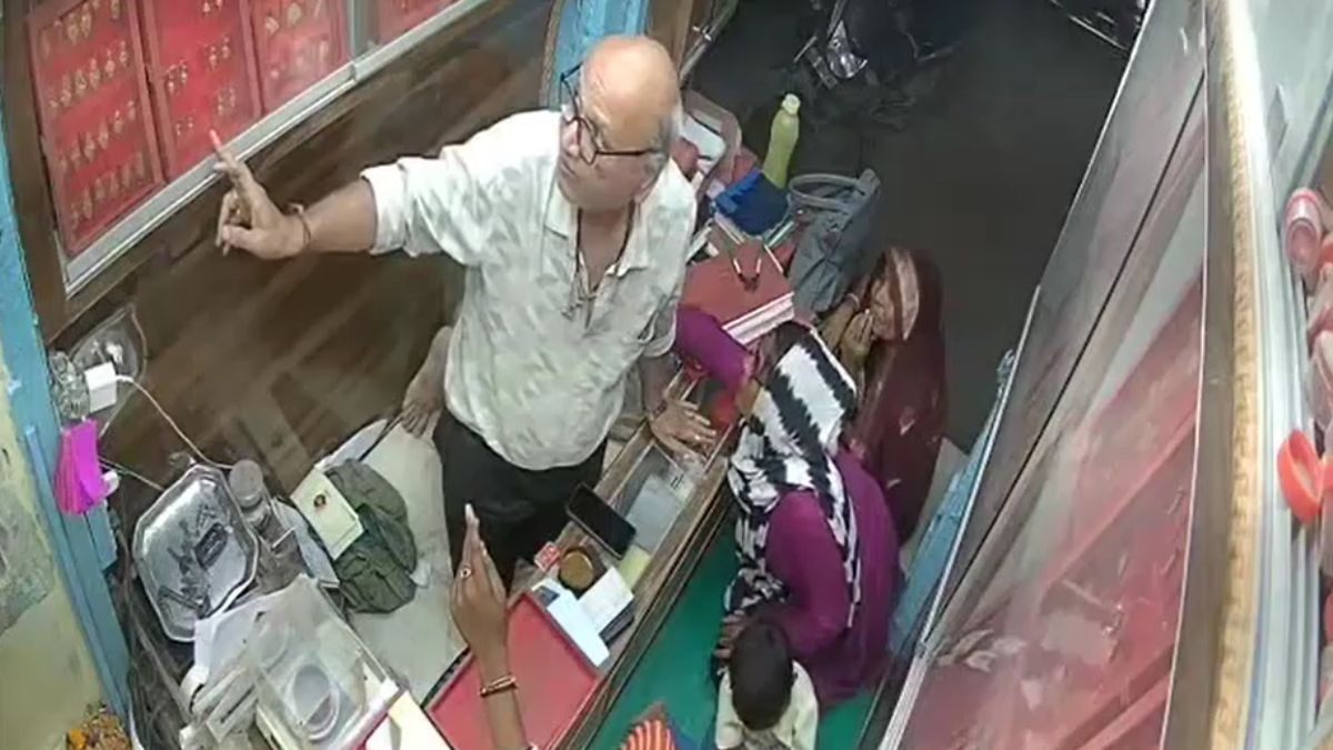 सीसीटीवी में दिखी चोरी की घटना. (Photo: Screengrab)