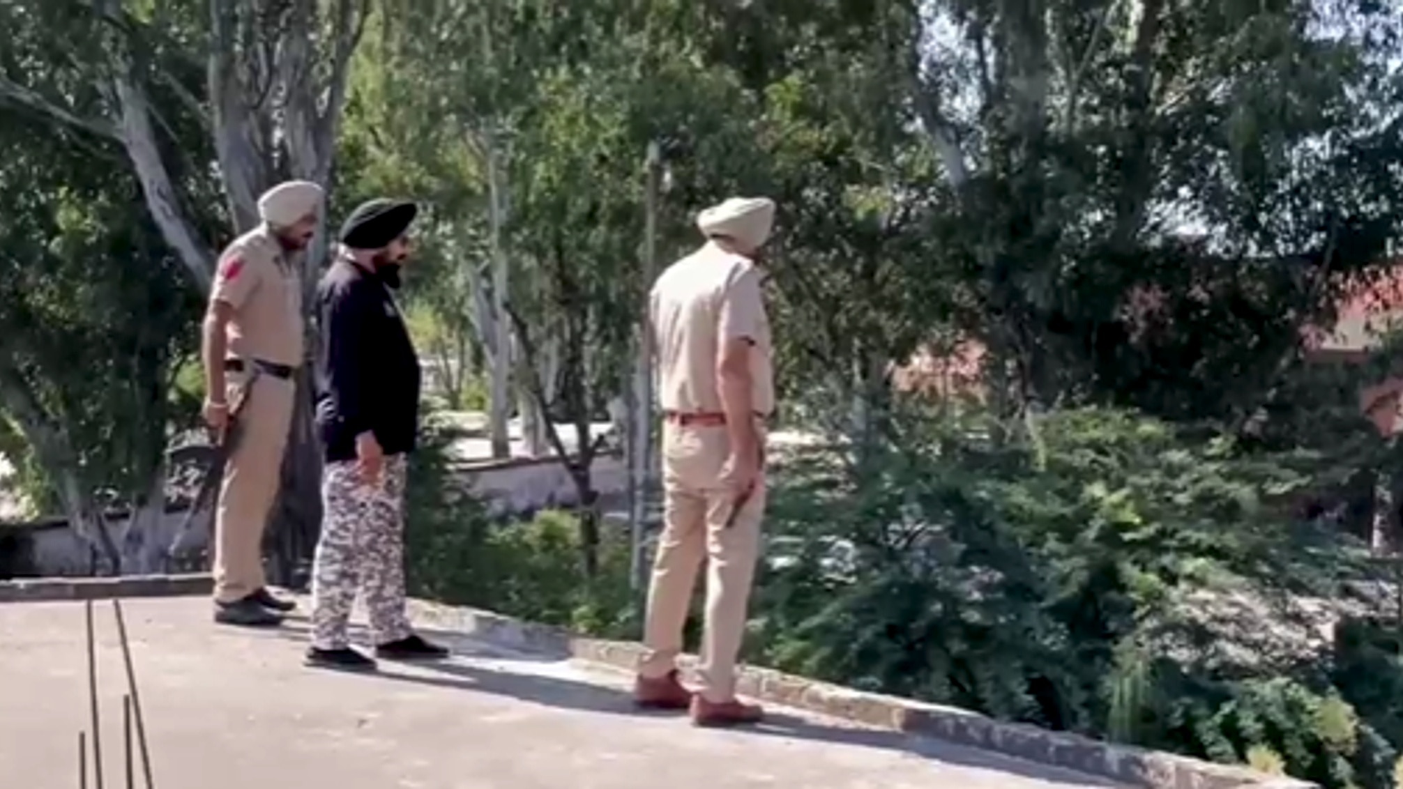 फरार संदिग्ध की तलाश में सर्च ऑपरेशन.(Photo: Screengrab)