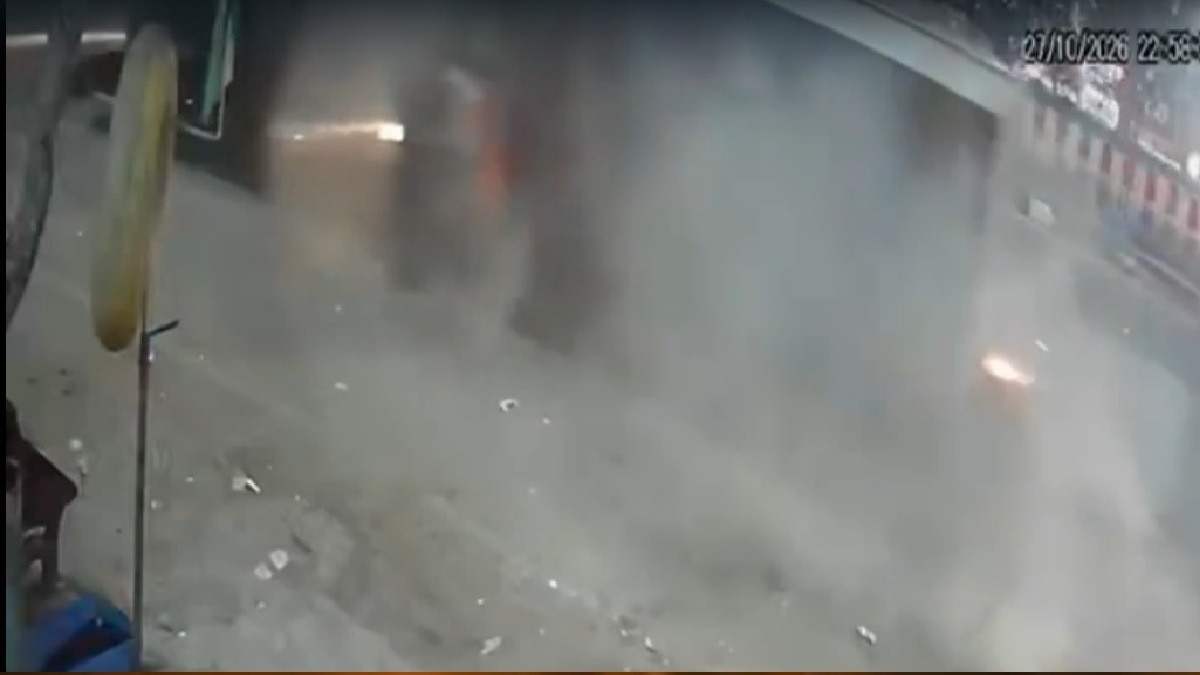 सड़क पर अचानक पलटा भारी कंटेनर. (Photo: Screengrab)