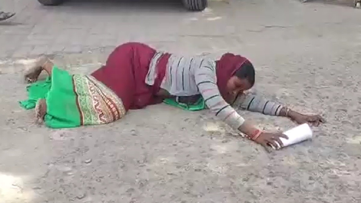 दंडवत होकर DM के दरबार पहुंची महिला. (Photo: Screengrab)