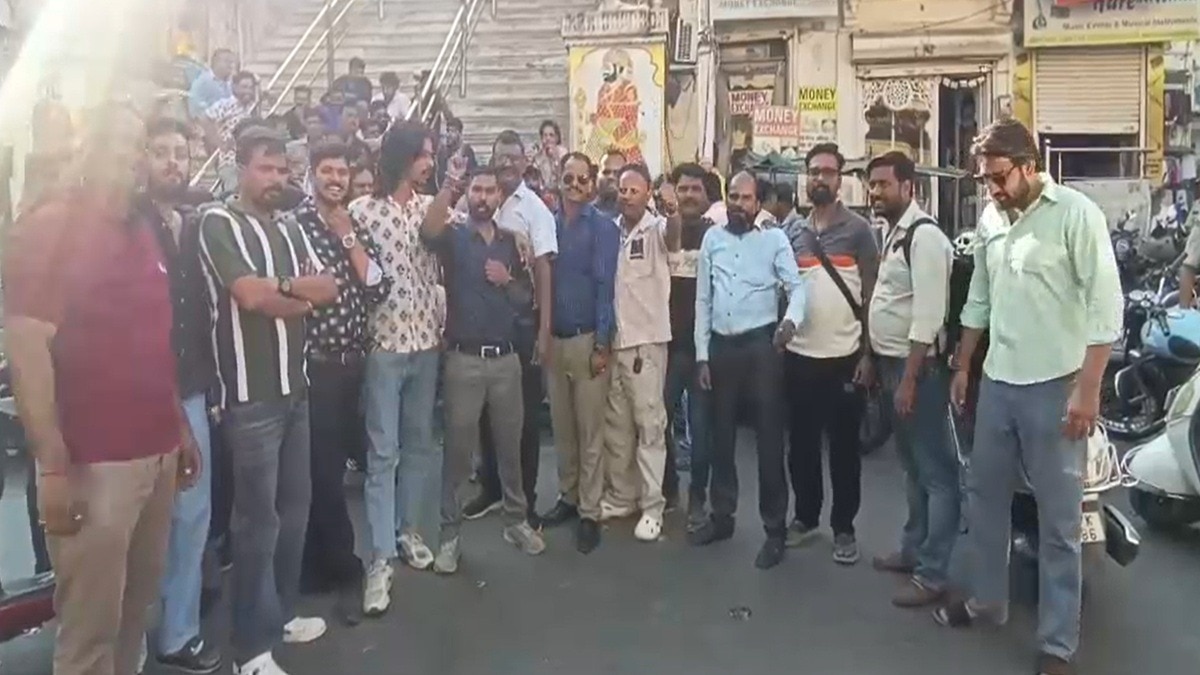 लालघाट में मारपीट के आरोप से भड़का गुस्सा. (Photo: Screengrab)