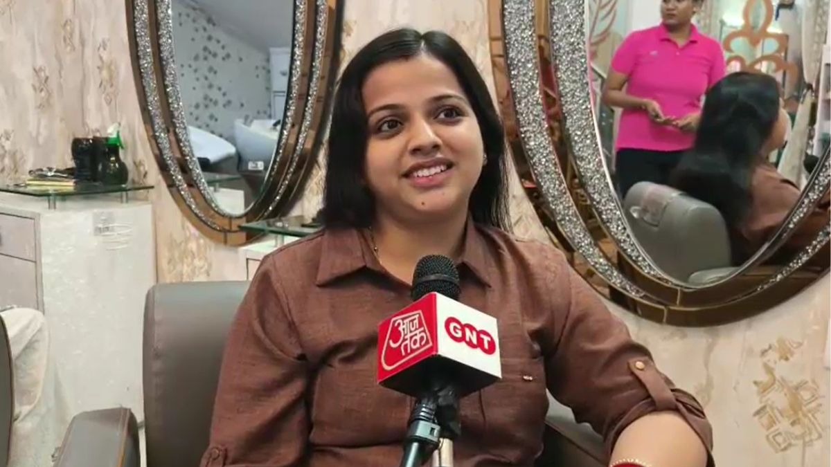 बाजार के साथ -साथ सैलून में भी महिलाओं की भीड़(screengrab:itg)