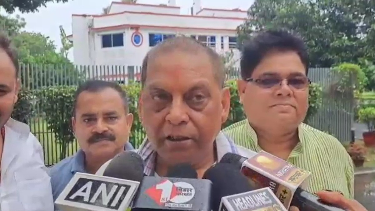 नीरज कुमार ने जीत के बाद संजय झा से मुलाकात की. (Photo- Screengrab)