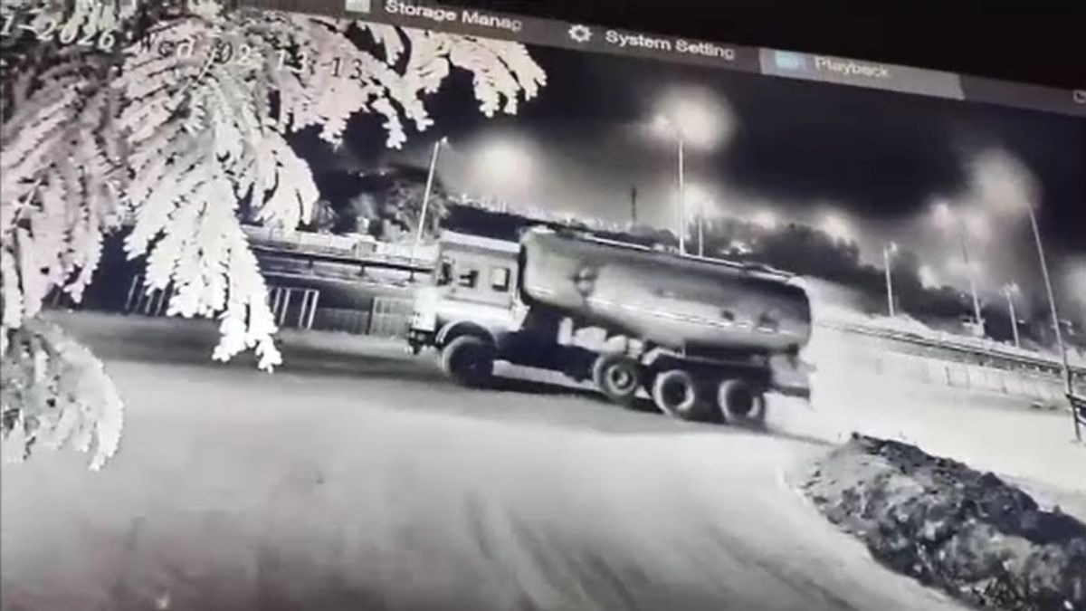 सूरत में सड़क किनारे खड़े ट्रक को चुराने वाले आरोपी गिरफ्तार. (Photo: Screengrab)