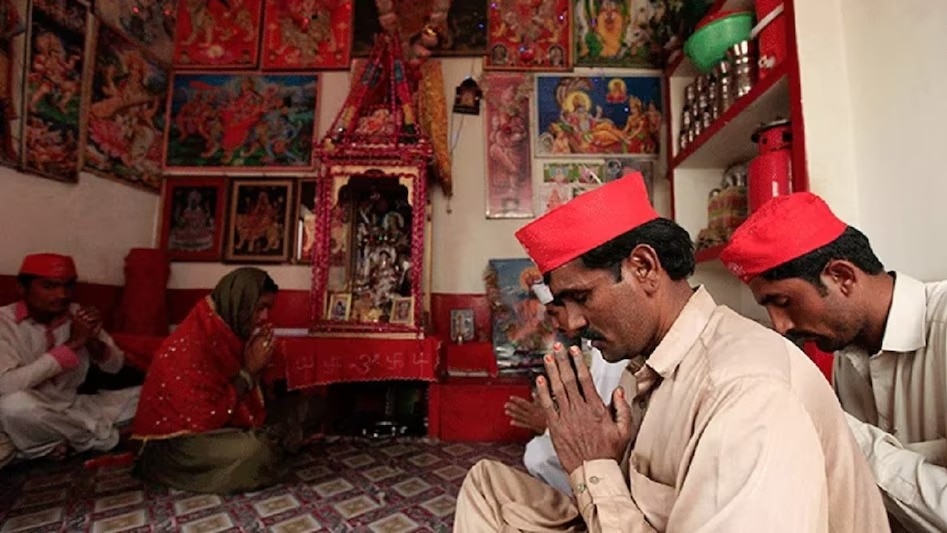 रिपोर्ट में दावा किया गया है कि पाकिस्तान की कुल आबादी में हिंदुओं की हिस्सेदारी तकरीबन 1.7 फीसदी ही रह गई है. (File Photo-Reuters)