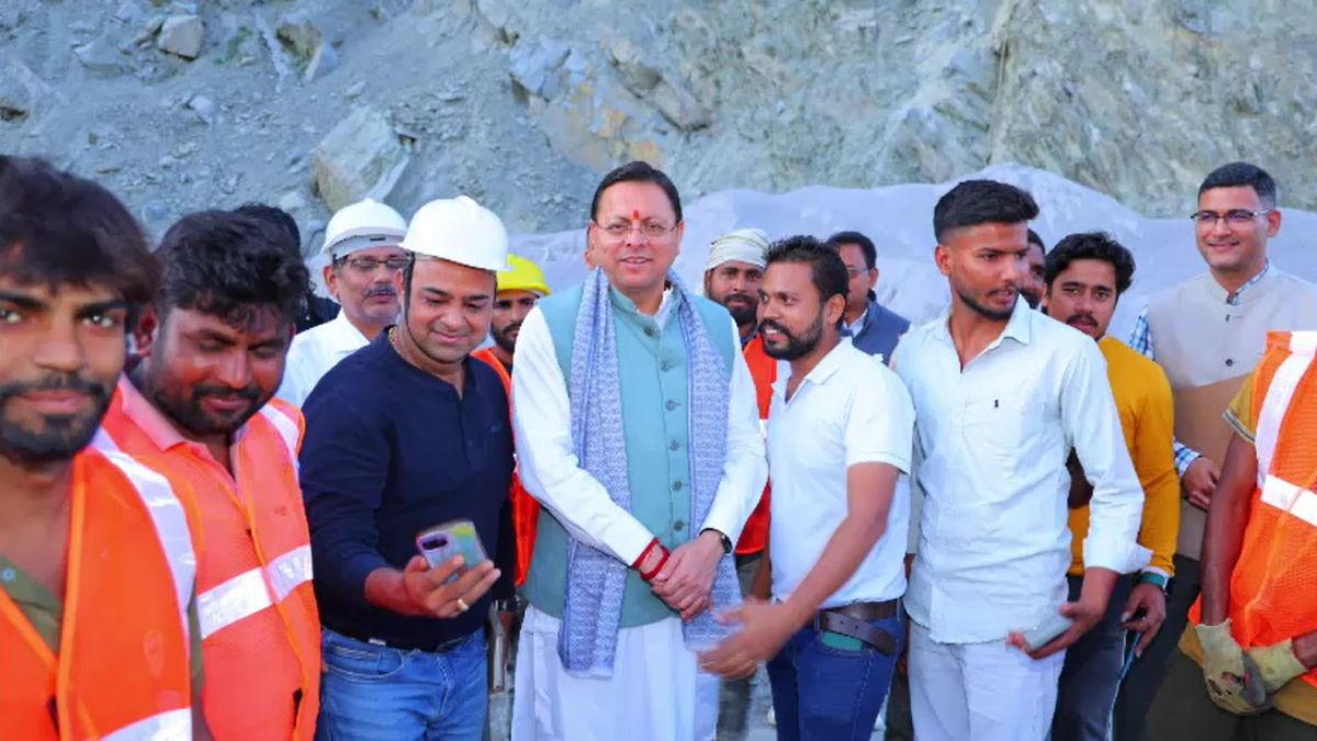 रास्ते में मजदूरों के बीच रुके सीएम धामी. (Photo: ITG)