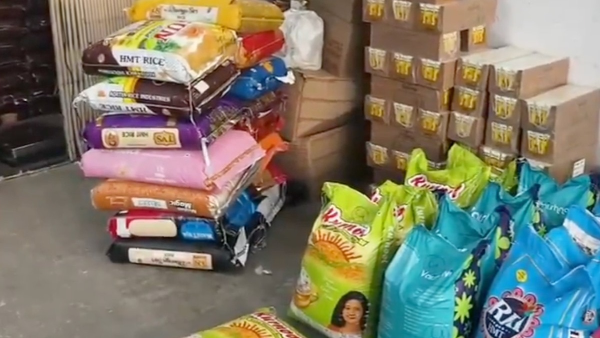 हैदराबाद के कर्मनघाट में चावल की दुकानों पर छापेमारी के दौरान अधिकारियों ने स्टॉक में गड़बड़ी मिलने का दावा किया गया (Photo: ANI)