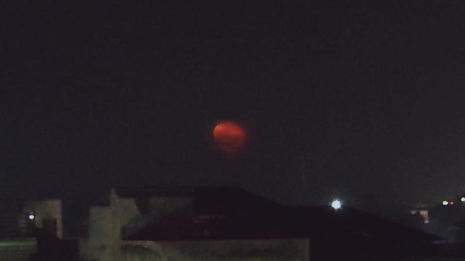Devido ao mau tempo durante Karva Chauth, mulheres celebraram o feriado usando videochamadas e indo a mirantes