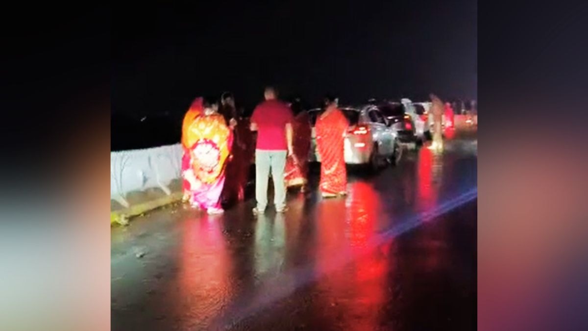 करवा चौथ पर चांद का दीदार करने फ्लाईओवर पर पहुंचीं महिलाएं. (Photo: Screengrab)