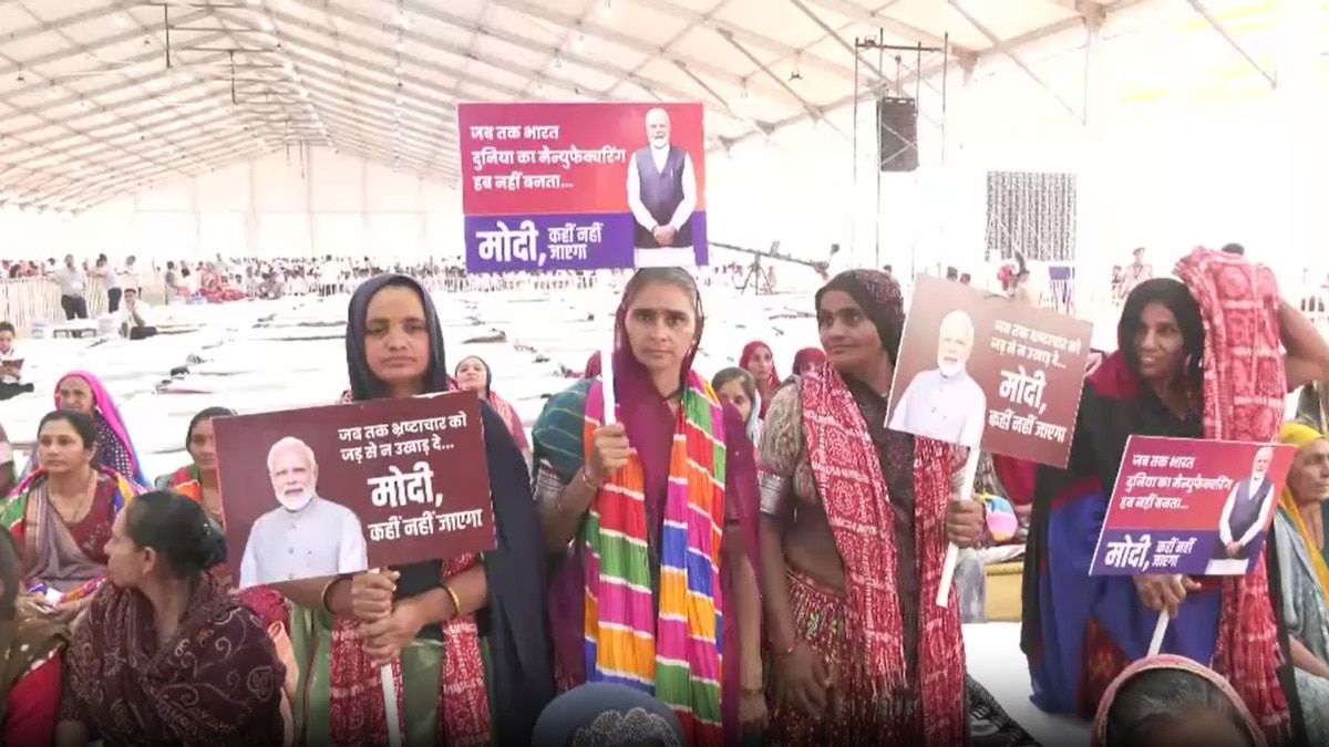 'मोदी कहीं नहीं जाएगा' का पोस्टर लेकर बनासकांठा पहुंचीं महिलाएं, गुजरात में PM का है कार्यक्रम