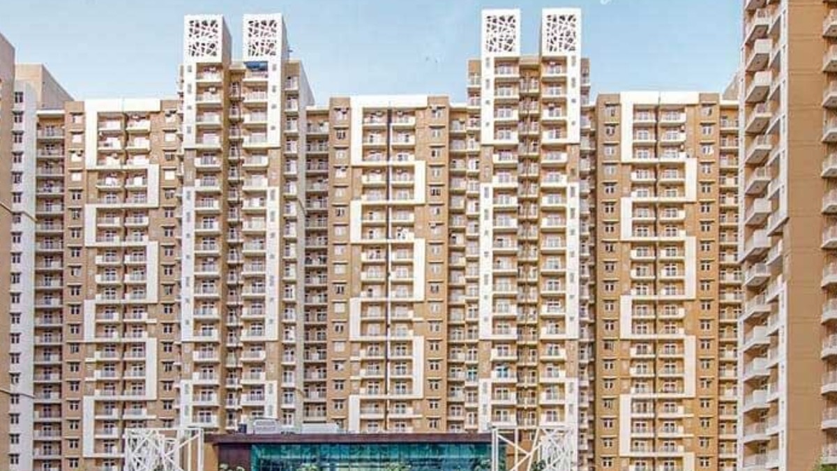 ग्रेटर नोएडा में 23वीं मंजिल से गिरकर बाप-बेटे की मौत, पूजा के लिए बालकनी से तोड़ रहे थे फूल