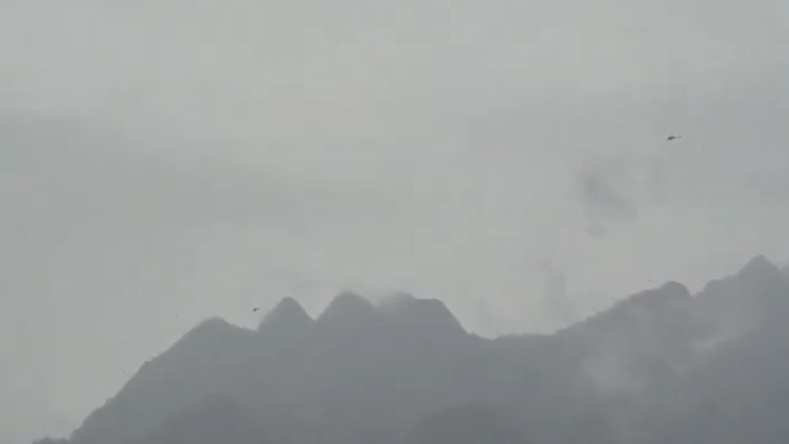 रेस्क्यू ऑपरेशन दो हेलिकॉप्टर को तैनात किया गया है. (Photo- Screengrab)