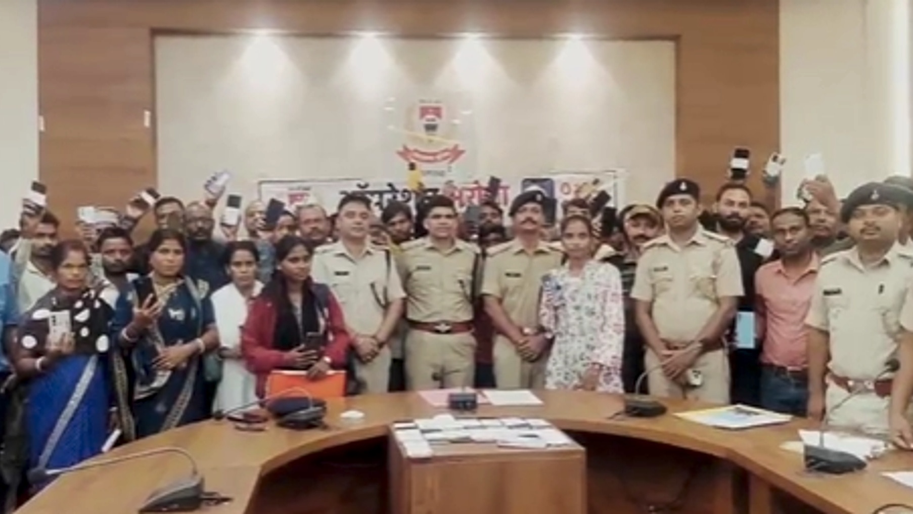 4 महीने में 301 फोन बरामद.(Photo: Screengrab)