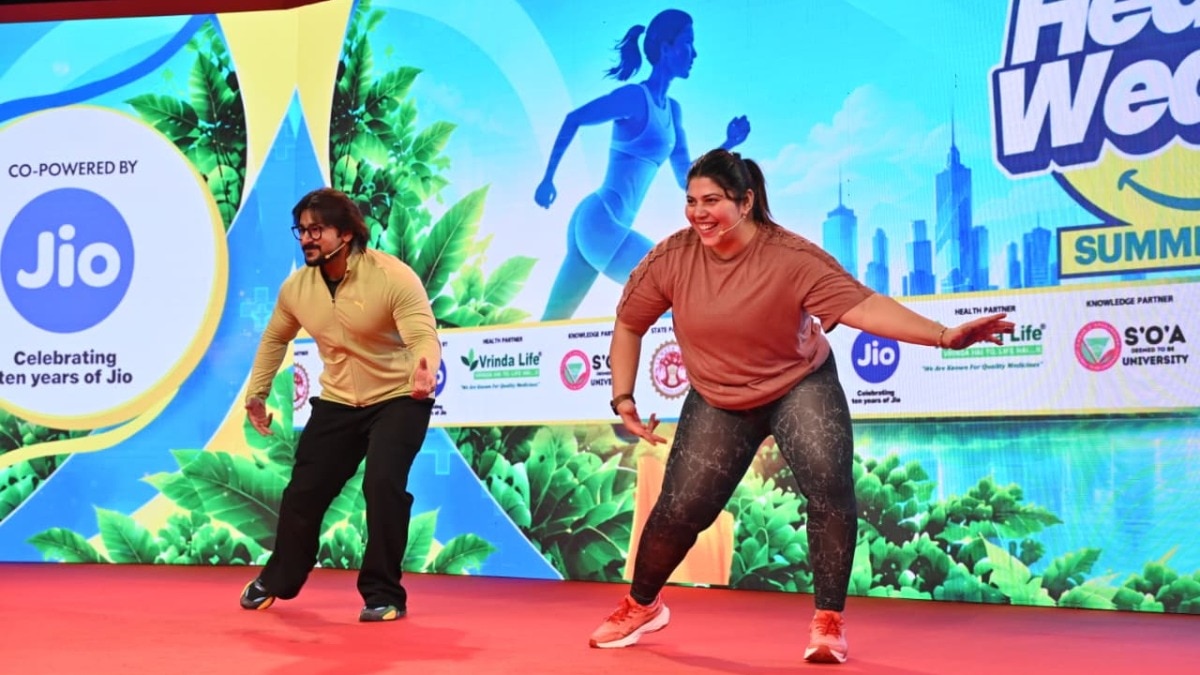 HealthWealth Summit 2026 में फिटनेस एक्सपर्ट्स ने युवाओं को भांगड़ा और वॉर्म-अप के जरिए सेहत का महत्व बताया