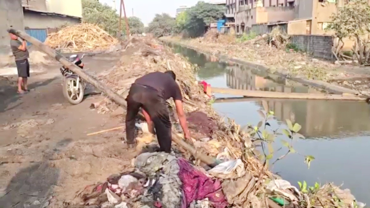 सूरत में वायरल वीडियो के बाद जांच में जुटा सिंचाई विभाग.(Photo:Screengrab)